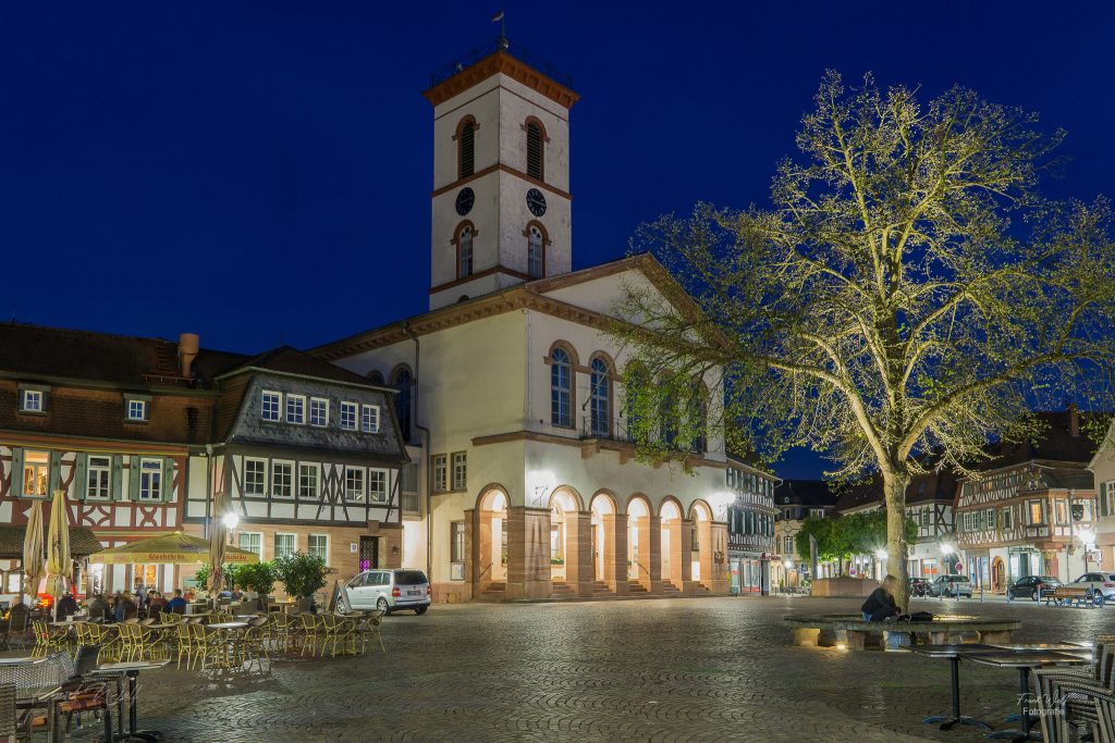 Der historische Marktplatz mit dem Seligenstädter Rathaus